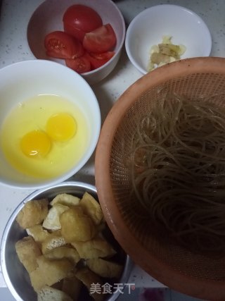 西红柿豆泡粉条汤的做法步骤：1