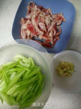 芹菜炒鸡胗的做法步骤：1