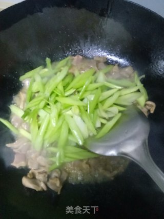 芹菜炒鸡胗的做法步骤：3
