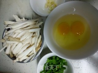 杏鲍菇炒鸡蛋的做法步骤：1