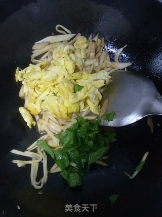 杏鲍菇炒鸡蛋的做法步骤：6