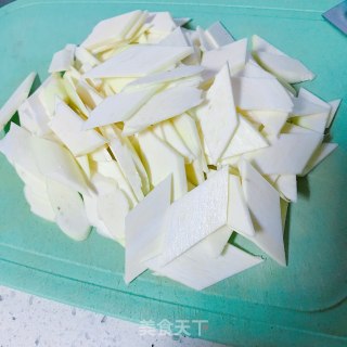 茭白炒肉丝的做法步骤：2
