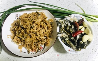 鱼干炒菜头干#快手小炒#的做法步骤：1