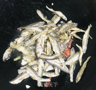 鱼干炒菜头干#快手小炒#的做法步骤：3