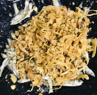 鱼干炒菜头干#快手小炒#的做法步骤：5