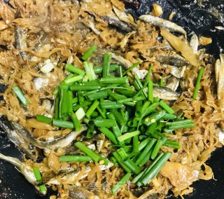 鱼干炒菜头干#快手小炒#的做法步骤：7