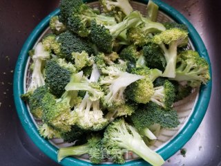 清炒西兰花的做法步骤：1