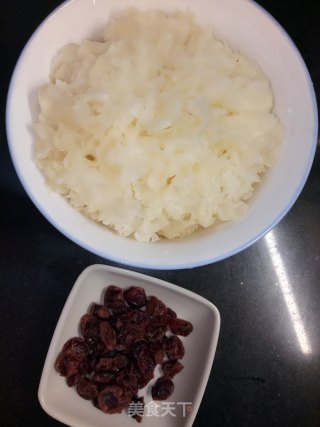 蔓越莓牛奶炖银耳的做法步骤：1