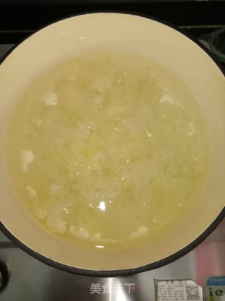 蔓越莓牛奶炖银耳的做法步骤：2