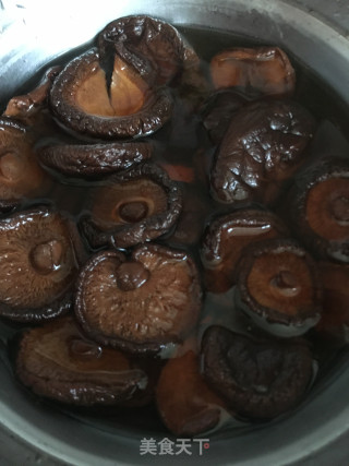 烧肉焖冬菇的做法步骤：1