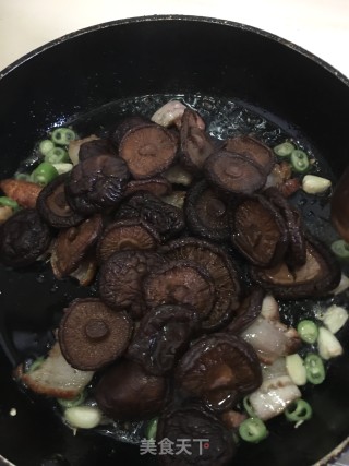 烧肉焖冬菇的做法步骤：6