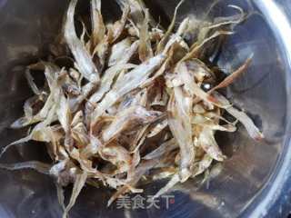 香辣小鱼干的做法步骤：1