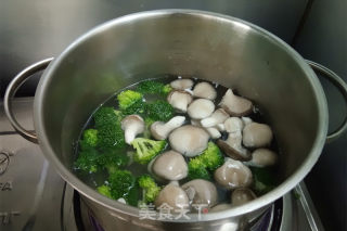菌菇豆腐肉片汤的做法步骤：8