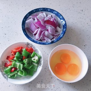 洋葱炒鸡蛋的做法步骤：1