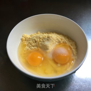 玉米鸡蛋饼的做法步骤：1