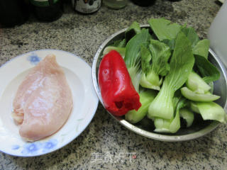 红椒鸡胸肉炒手捏菜的做法步骤：1