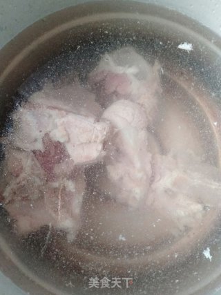 时蔬大骨汤的做法步骤：2