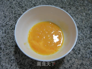 鸭蛋红椒炒波纹面的做法步骤：2