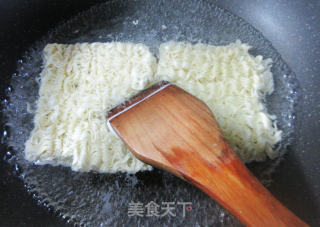 鸭蛋红椒炒波纹面的做法步骤：3