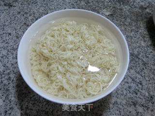 鸭蛋红椒炒波纹面的做法步骤：4