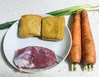 豆干胡萝卜炒肉#快手小炒#的做法步骤：1