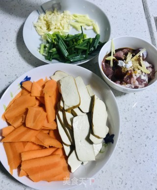豆干胡萝卜炒肉#快手小炒#的做法步骤：2