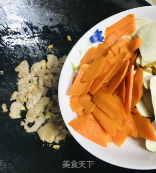 豆干胡萝卜炒肉#快手小炒#的做法步骤：7