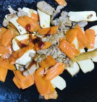 豆干胡萝卜炒肉#快手小炒#的做法步骤：9