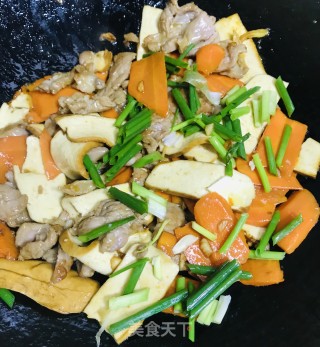 豆干胡萝卜炒肉#快手小炒#的做法步骤：10