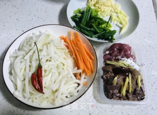 猪肝瘦肉炒鲜笋#快手小炒#的做法步骤：2