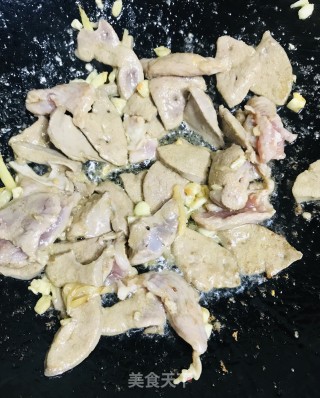 猪肝瘦肉炒鲜笋#快手小炒#的做法步骤：6