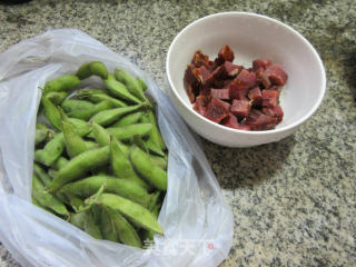 腊肉毛豆的做法步骤：1