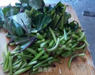 小炒红薯梗的做法步骤：2