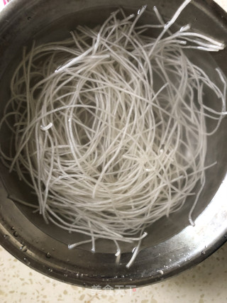 红油鸡杂煮粉条的做法步骤：1