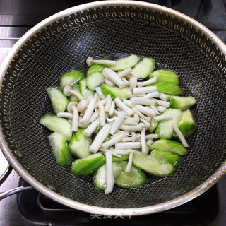 白玉菇丝瓜汤的做法步骤：5
