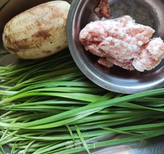 韭菜藕粒肉煎饺的做法步骤：1