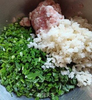 韭菜藕粒肉煎饺的做法步骤：2