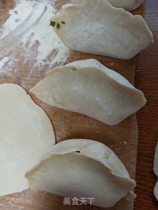 韭菜藕粒肉煎饺的做法步骤：7