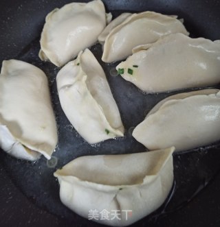 韭菜藕粒肉煎饺的做法步骤：8