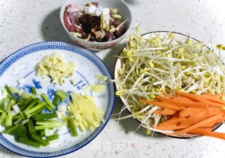 豆芽炒肉的做法步骤：2