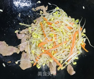 豆芽炒肉的做法步骤：6