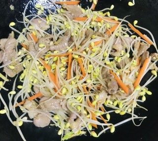 豆芽炒肉的做法步骤：7