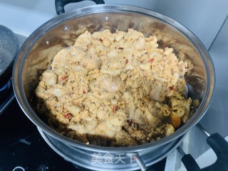 粉蒸肥肠的做法步骤：4
