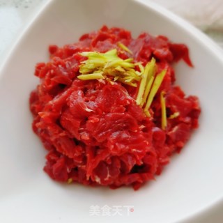 芹菜梗炒牛肉的做法步骤：2
