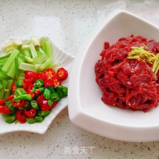 芹菜梗炒牛肉的做法步骤：3