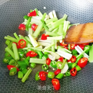 芹菜梗炒牛肉的做法步骤：8