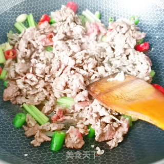 芹菜梗炒牛肉的做法步骤：9