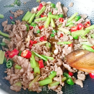 芹菜梗炒牛肉的做法步骤：10