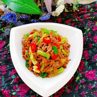 芹菜梗炒牛肉的做法步骤：13