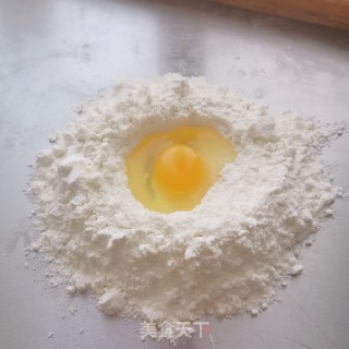 手擀鸡蛋面的做法步骤：1